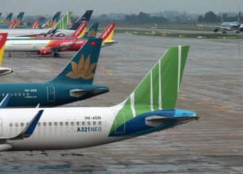 Áp giá sàn vé máy bay tước đi cơ hội bay giá rẻ của người thu nhập thấp?