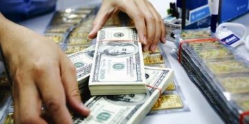 Mua bán “trao tay” ngoại tệ, vàng không phép sẽ bị phạt và tịch thu tài sản