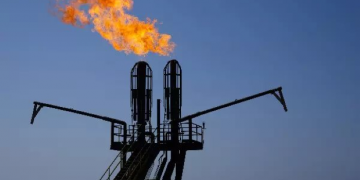 Sáng nay, giá dầu lao dốc 17,5% khi ông Trump tạm ngừng tấn công Iran trong 2 tuần