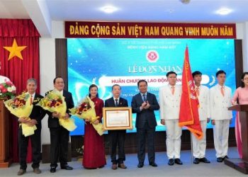 Bệnh viện Răng Hàm Mặt TP.Hồ Chí Minh đón nhận Huân chương Lao động hạng Nhất